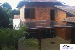 Cobertura-de-Policarbonato-Compacto-Fixo-com-Estrutura-em-Madeira